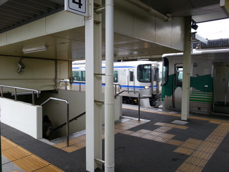20150329_145205 北野桝塚 - 岡崎いきふつうと車庫にはいる電車