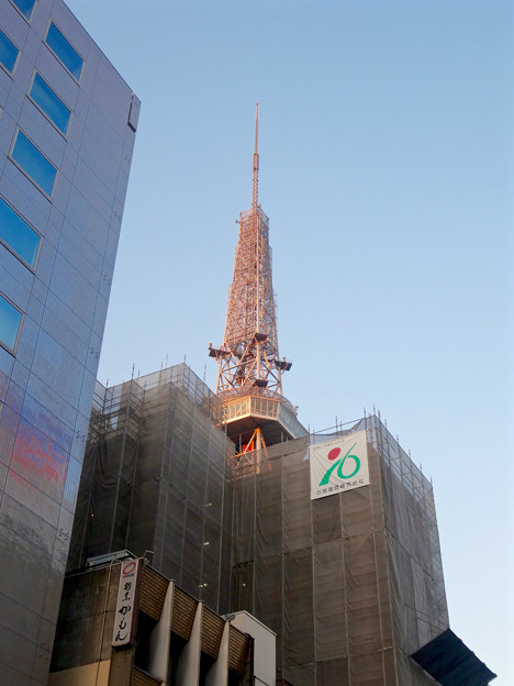 工事中のビル越しに見た、名古屋テレビ塔 - 1