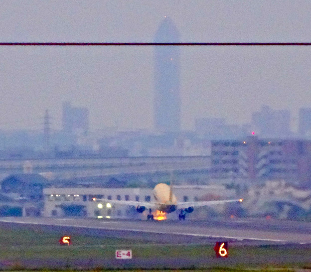 エアフロントオアシス(小牧市):県営名古屋空港から飛び立つ、黄色のFDA機 - 8(遠くに東山スカイタワー)