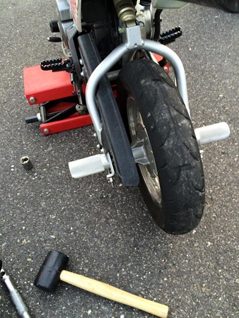リアのアクスルシャフトのところにつけるペグを装着