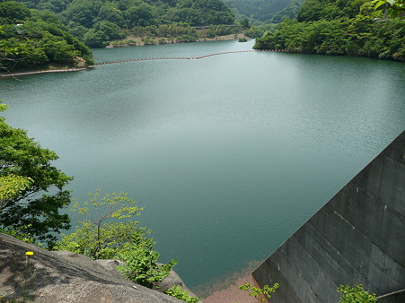取水塔横から見た松川湖