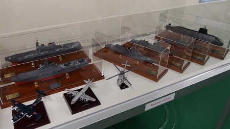 海上自衛隊の船舶と航空機の模型