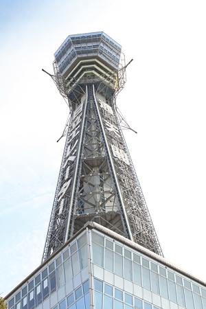 172　真下から通天閣を見上げて