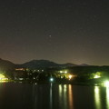 蓼科山と蓼科湖を彩る東の星空