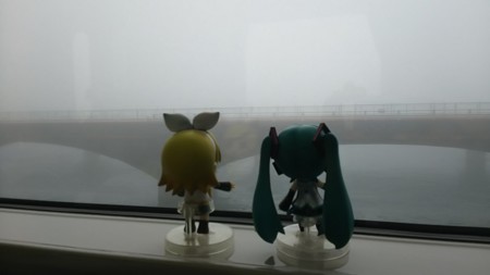 弁天島→新居町間 (2分遅れ)。浜名湖なう。 リン:「ホントだわ...