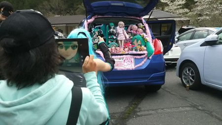 祭壇を撮影する人 ……を撮影する人 ……を撮影する人(オイラ) ...