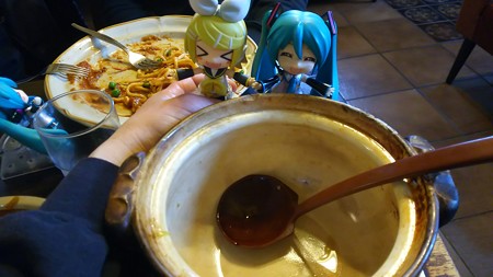 リン:「やったぁ! 一人目完食!!」 ミク:「すごぉい!! コス...