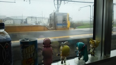 新所原駅に停車。 リン:「あ、なんか黄色いのがいるー?!」 レン...
