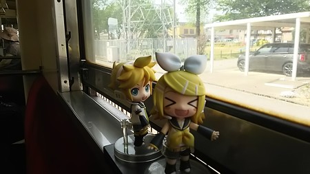 乙丸駅に停車。 リン:「乙丸駅に、お、停まる!」 レン:「まぁた...