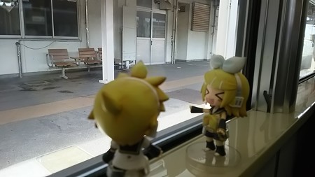 小杉駅に停車。 リン:「ケイン・コスギのふるさと?!」 レン:「...