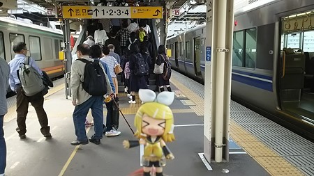 富山駅に到着。次の泊行きの電車がここ始発なので、ここで乗り換えで...