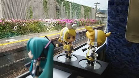 リン:「なんで電線あるのにわざわざディーゼルの新車買うの?」 レ...