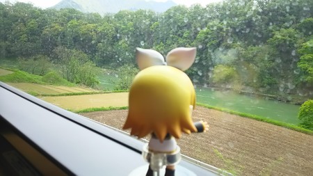 替佐→飯山間、蓮付近。 リン:「だんだん、崖が高くなってきたぉ!」