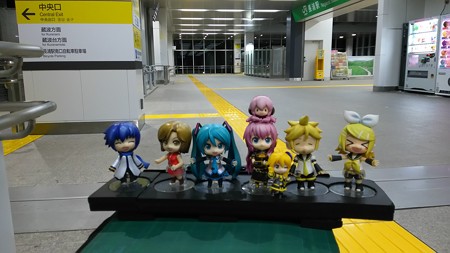 ミク:「自宅最寄り駅に帰りつきました!!」 リン:「お疲れちゃま...