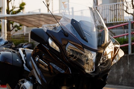 夕焼けの中のモーターサイクル