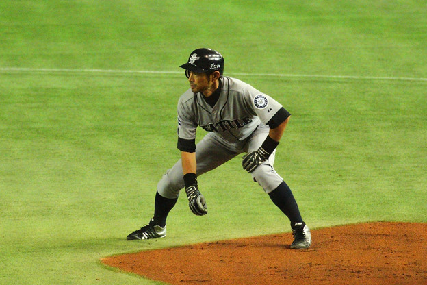 Photos: 08_内野安打で出塁したイチロー
