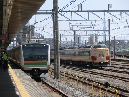 E233系と485系