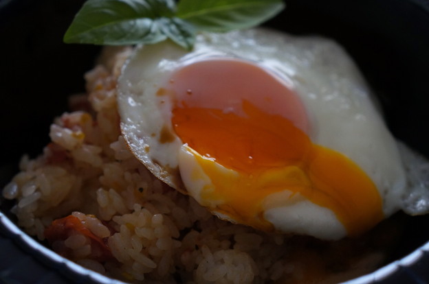 バター醤油風味のトマトバジルごはん 写真: バター醤油風味のトマトバジルごはん