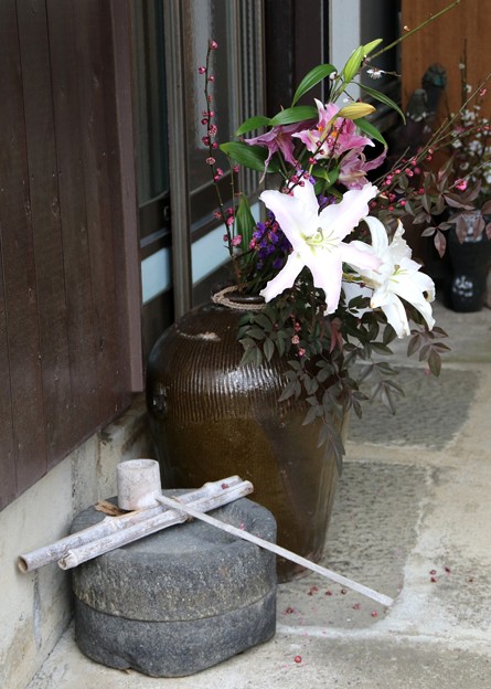 玄関先の生け花