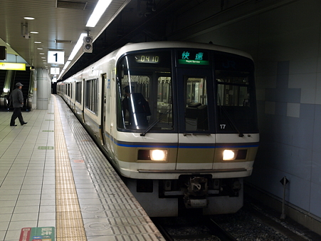 221系(JR難波駅)1