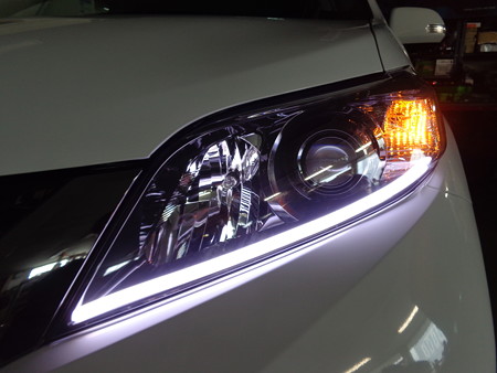 シエナ　ＮＥＷアウディ風ＬＥＤ　ホワイト　助手席側