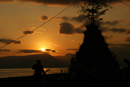夕暮れの左義長風景!120114