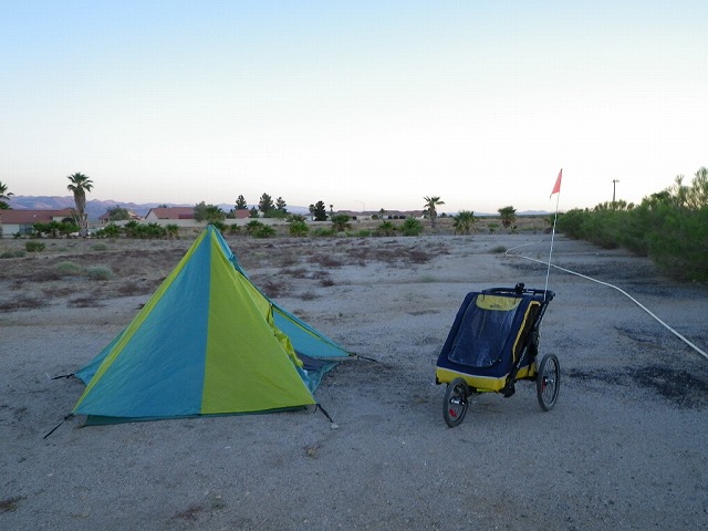 ネヴァダ州の砂漠にあるコンビニの裏の空き地でキャンプ。土がカチカチでペグが打ちづらかった。