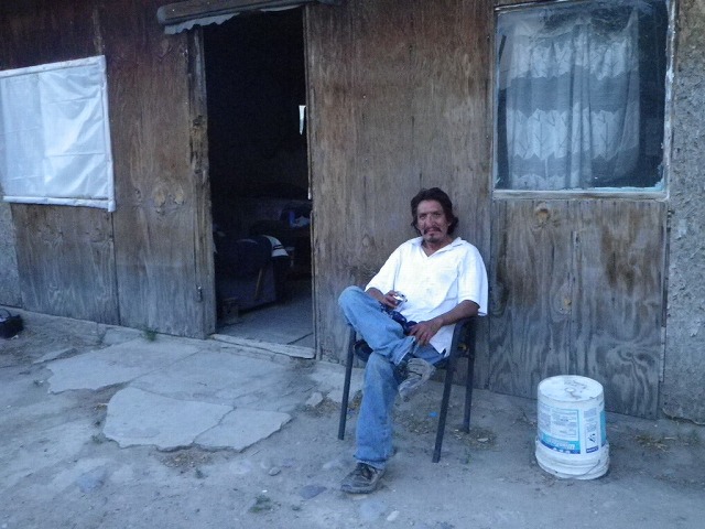 一夜の宿を提供してくれた先住民ナバホ族のクライド。掘っ立て小屋で窓にガラスはなく蚊も侵入してきた。それでも彼の温かいもてなしに感謝感激感動！