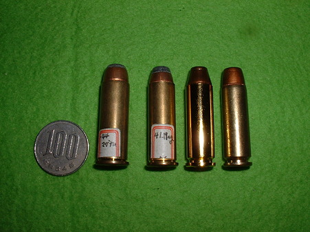 「44Magカートリッジ」 比較 右より「44MAG()ダミー」「41MAG(ダミー)」「LS 44MAGカート」「東