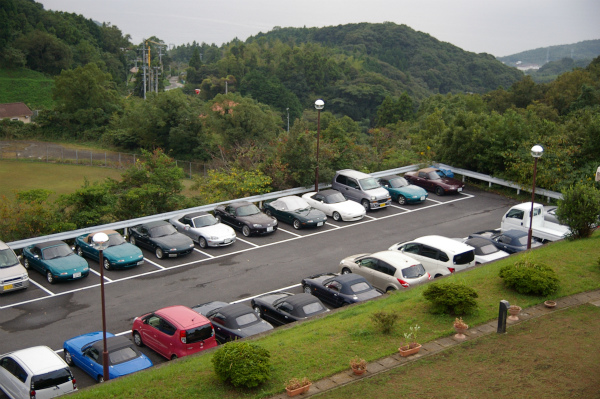 部屋から駐車場で休むロードスター達を見る