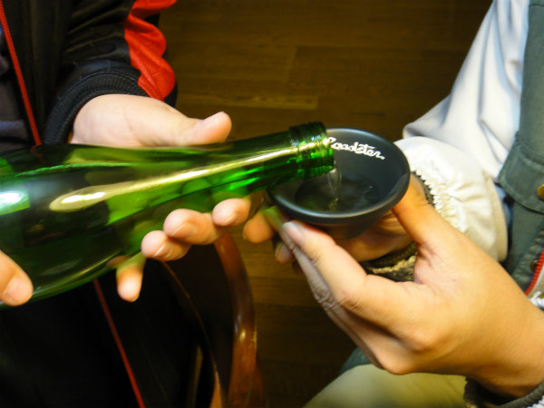 Roadsterの酒器に日本酒を注いてもらう