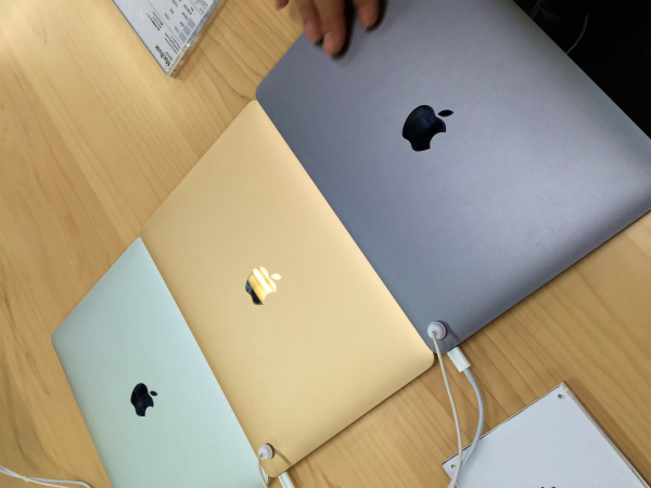 薄くて軽くて画面も大きくて綺麗でいい感じの新しい MacBook