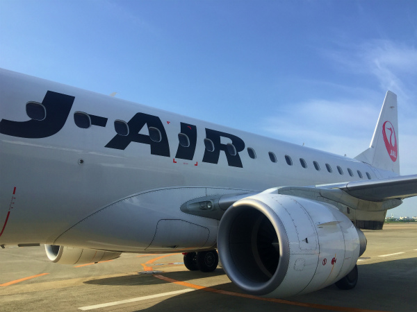 タラップを登って飛行機に乗り込みます