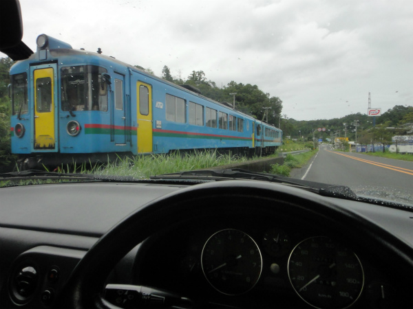 北近畿タンゴ鉄道の2両編成の列車を記念撮影